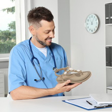 Lade das Bild in den Galerie-Viewer, OrthoPearl - ergonomische, rutschfeste & schmerzlindernde Sandalen