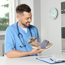 Load image into Gallery viewer, OrthoLuna - orthopädische schmerzlindernde Sandalen für mehr Komfort