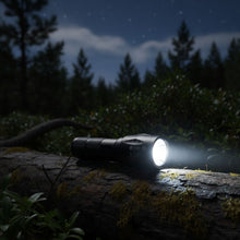 Lade das Bild in den Galerie-Viewer, Lumen Pro - taktische Taschenlampe für pure Helligkeit und Sicherheit