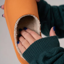 Lade das Bild in den Galerie-Viewer, FeelFree Slipper - ergonomische &amp; rutschfeste Winterslipper