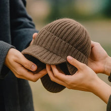 Lade das Bild in den Galerie-Viewer, Fjordwarm Wintermütze mit Ohrenschutz im skandinavischen Design | Unisex-Einheitsgröße