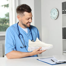 Lade das Bild in den Galerie-Viewer, OrthoPro - Ergonomische &amp; rutschfeste Schmerzlinderuns-Schuh für lange Schichten